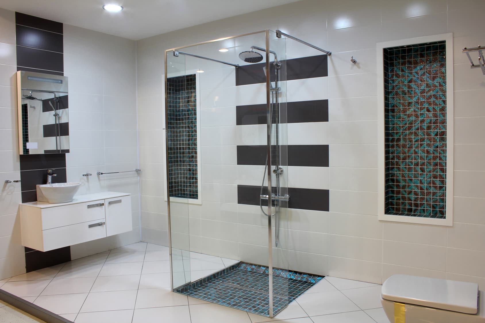 Salle de bain moderne avec douche à l'italienne